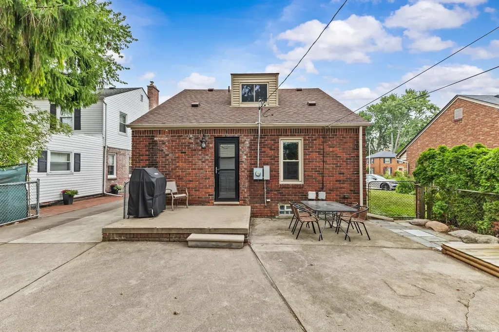 1521 Hampton Road Grosse Pointe Woods City MI 48236