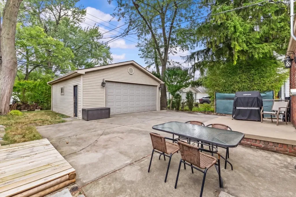 1521 Hampton Road Grosse Pointe Woods City MI 48236