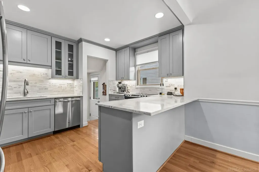 1521 Hampton Road Grosse Pointe Woods City MI 48236