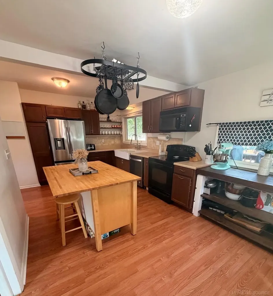 302 High Street Williamston City MI 48895