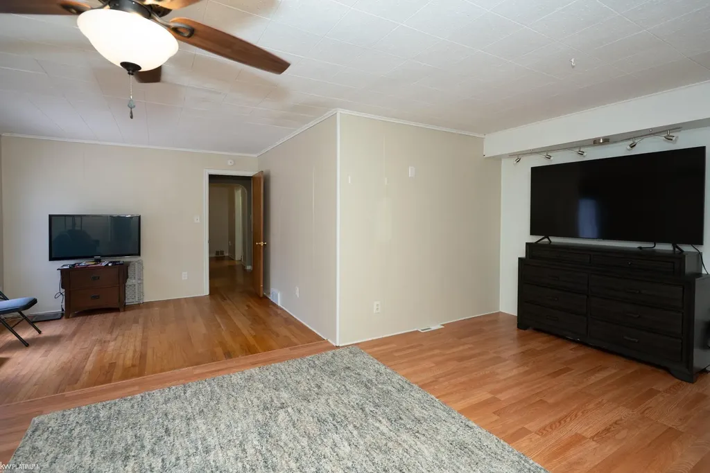 2118 Lennon Street Grosse Pointe Woods City MI 48236