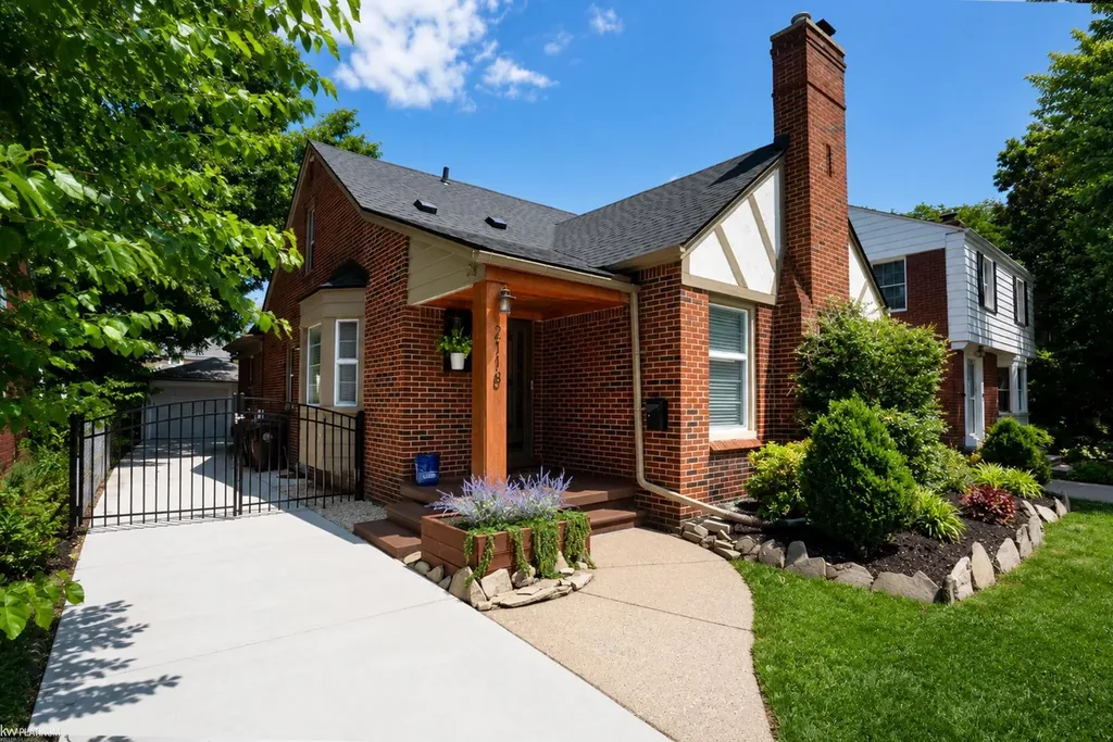 2118 Lennon Street Grosse Pointe Woods City MI 48236
