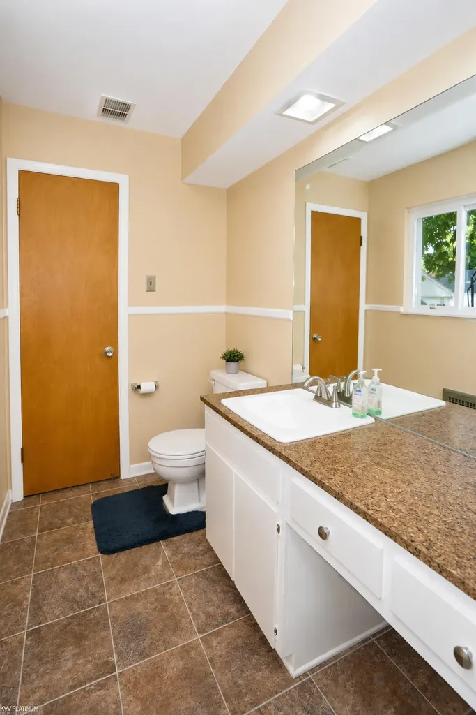 2118 Lennon Street Grosse Pointe Woods City MI 48236