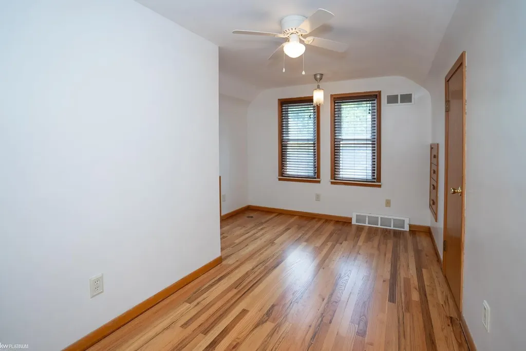 2118 Lennon Street Grosse Pointe Woods City MI 48236