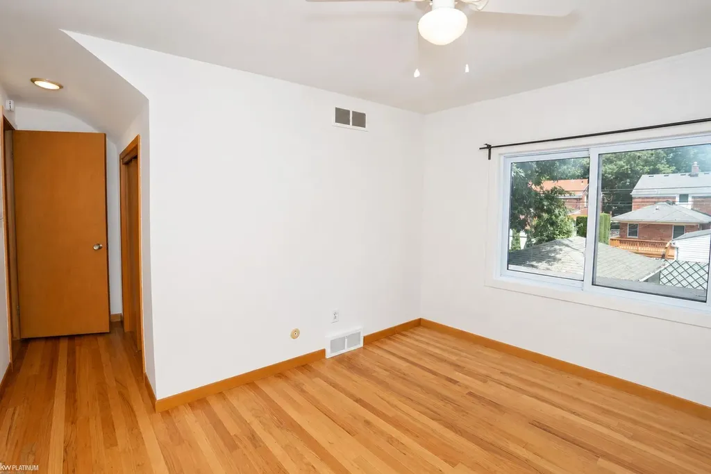 2118 Lennon Street Grosse Pointe Woods City MI 48236