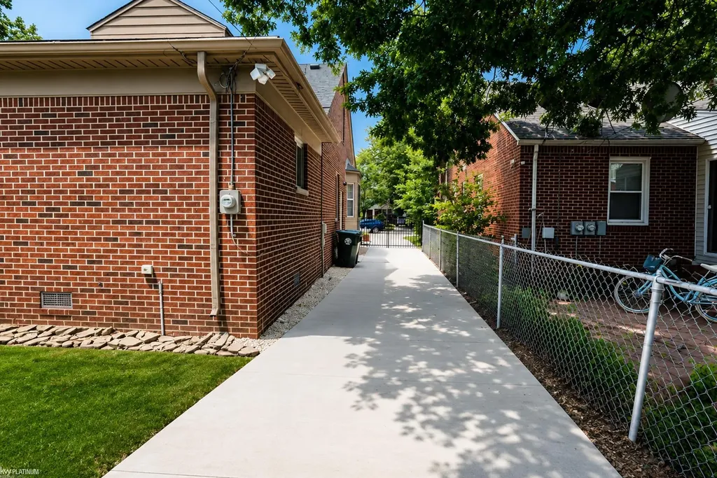 2118 Lennon Street Grosse Pointe Woods City MI 48236