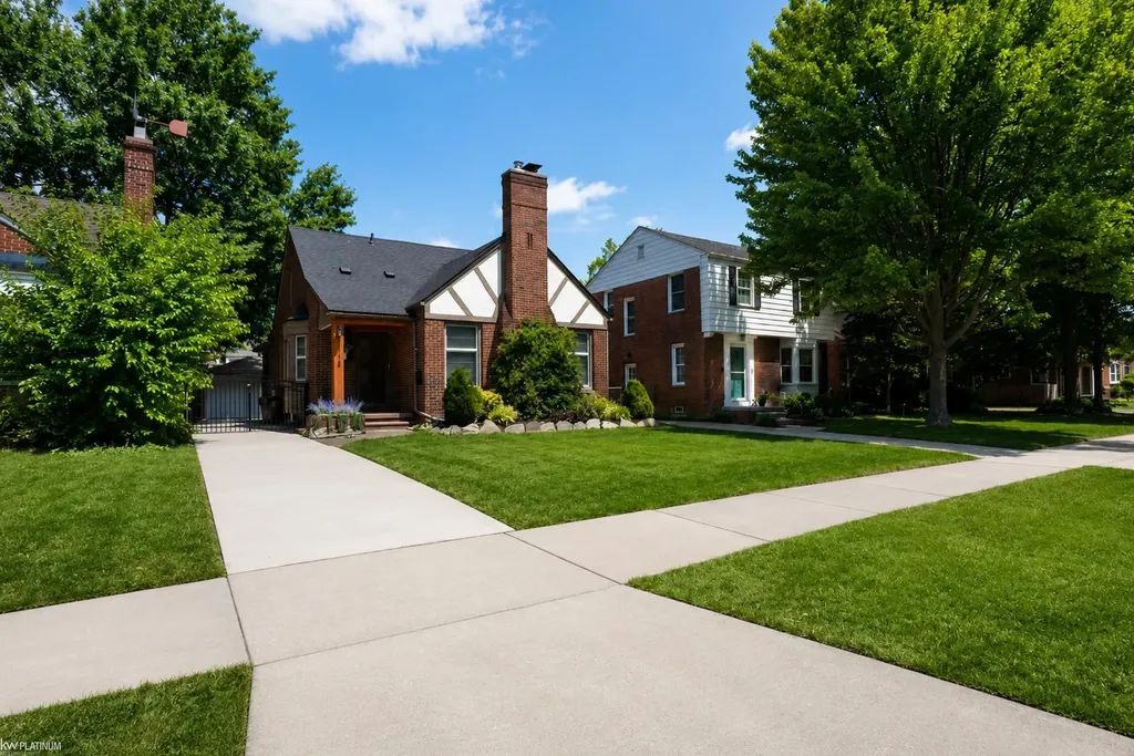 2118 Lennon Street Grosse Pointe Woods City MI 48236