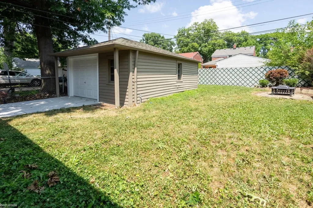 2118 Lennon Street Grosse Pointe Woods City MI 48236