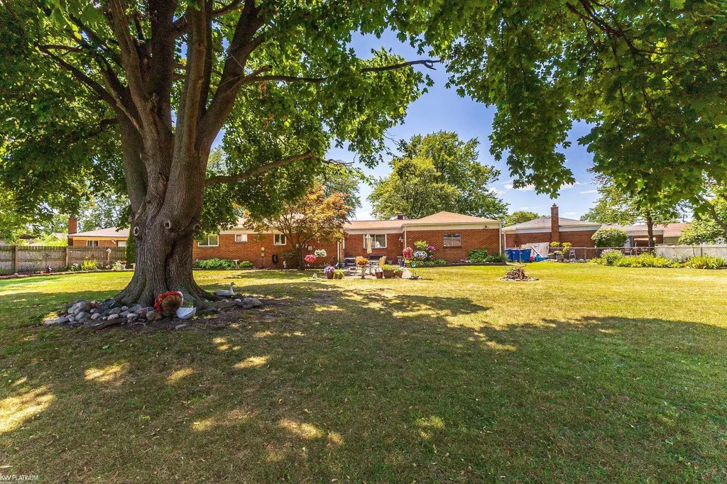 25862 Gunston Avenue Warren City MI 48089