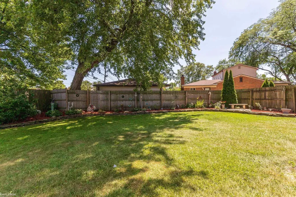 25862 Gunston Avenue Warren City MI 48089