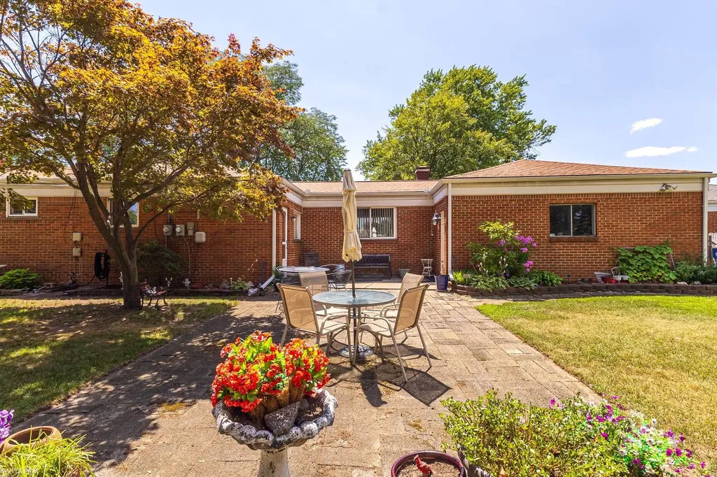 25862 Gunston Avenue Warren City MI 48089