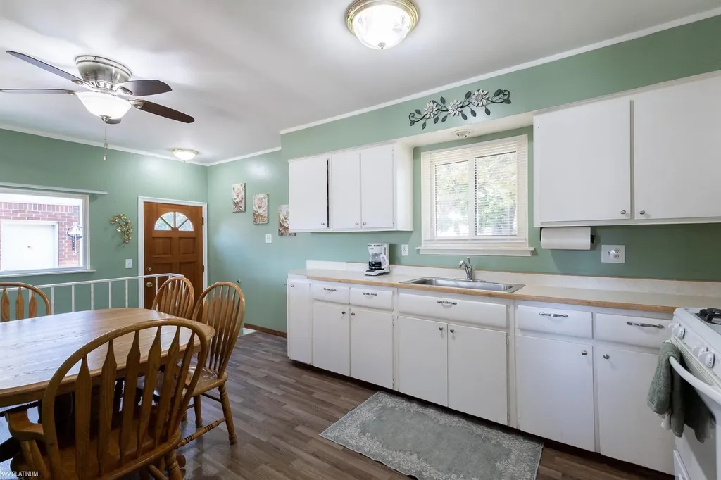25862 Gunston Avenue Warren City MI 48089