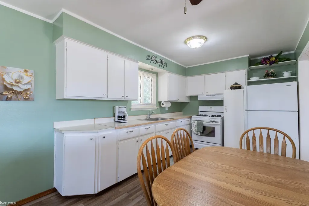 25862 Gunston Avenue Warren City MI 48089