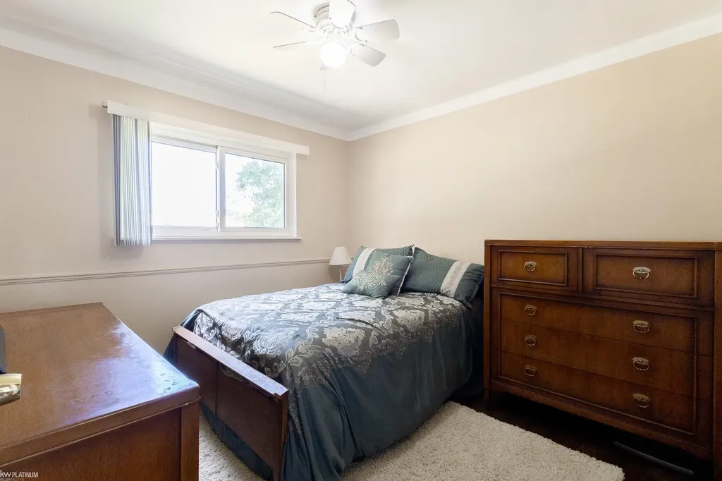 25862 Gunston Avenue Warren City MI 48089