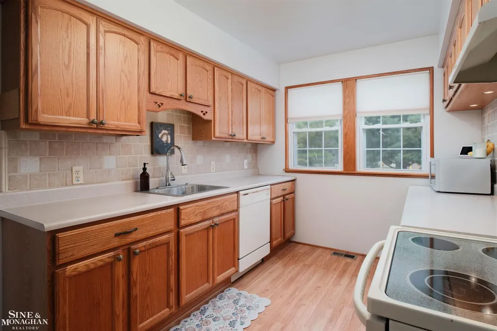 18083 Elizabeth Street Roseville City MI 48066