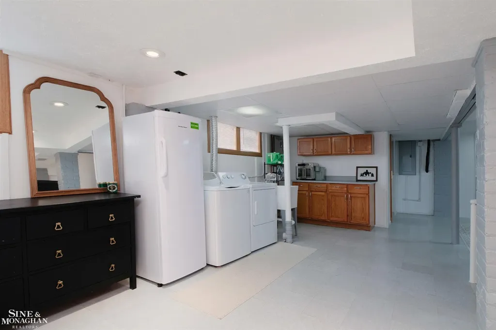 18083 Elizabeth Street Roseville City MI 48066