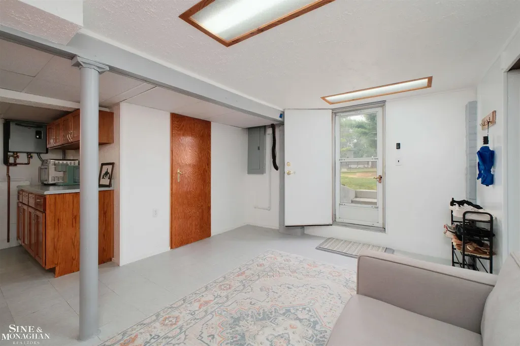 18083 Elizabeth Street Roseville City MI 48066