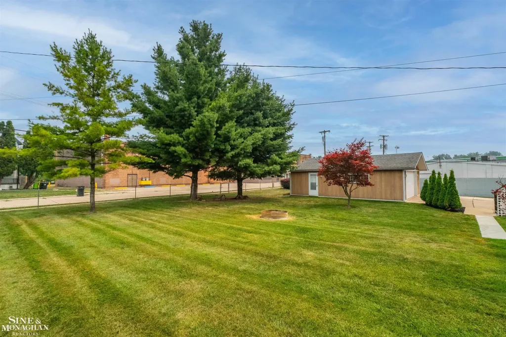 18083 Elizabeth Street Roseville City MI 48066