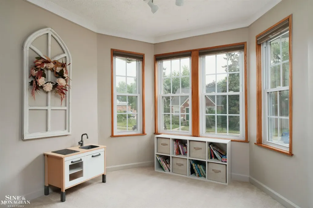 18083 Elizabeth Street Roseville City MI 48066