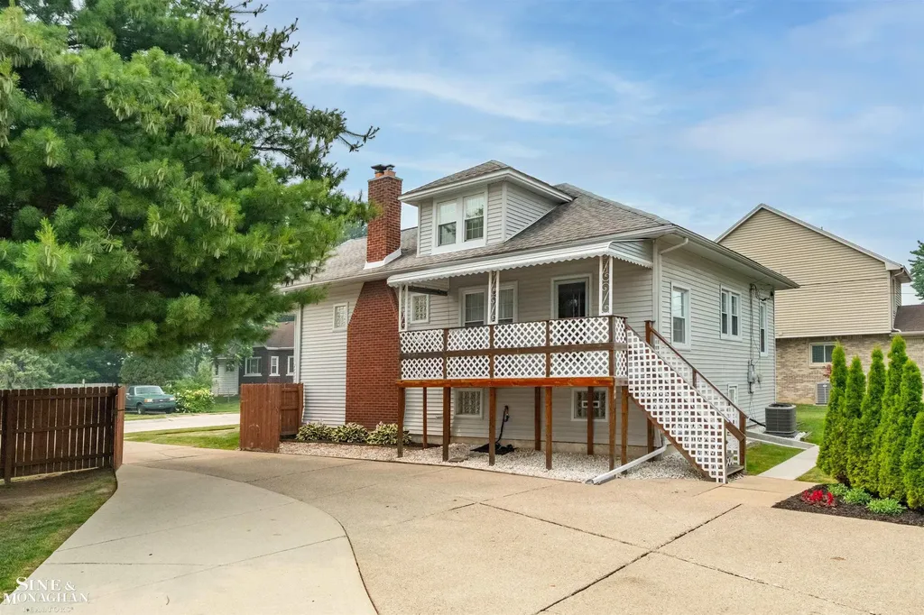 18083 Elizabeth Street Roseville City MI 48066