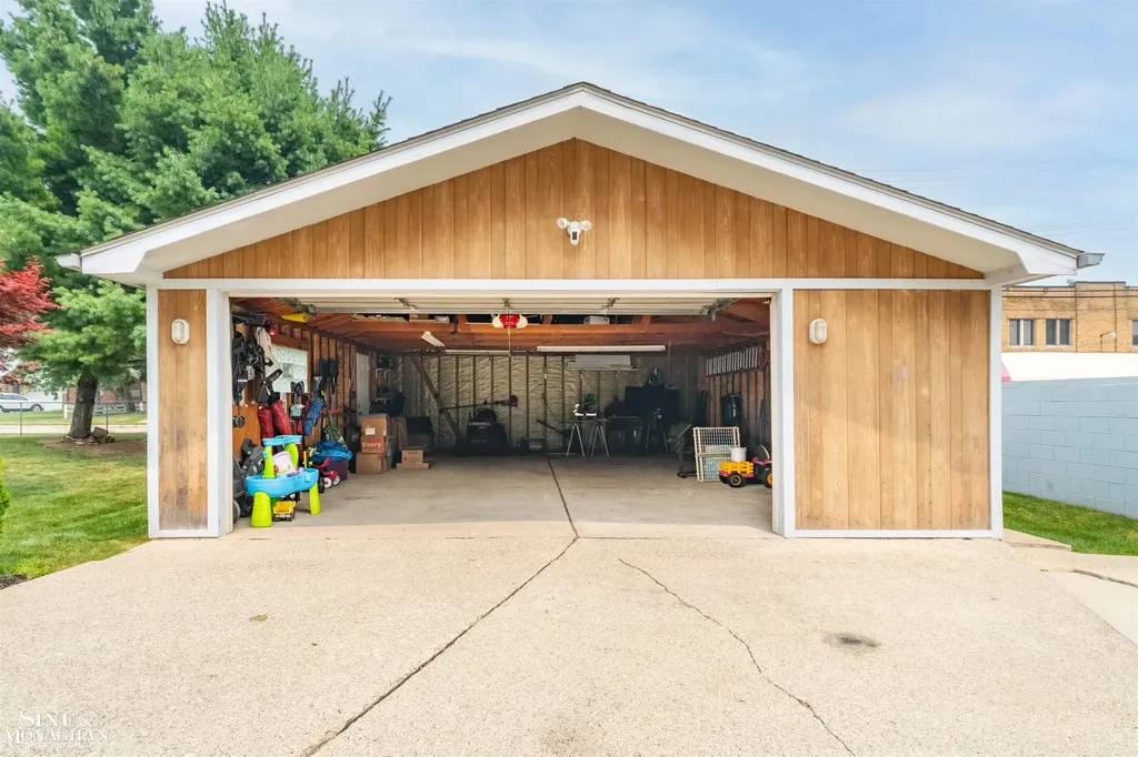 18083 Elizabeth Street Roseville City MI 48066