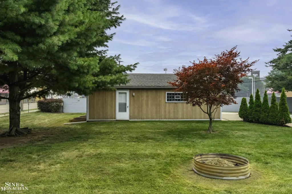 18083 Elizabeth Street Roseville City MI 48066