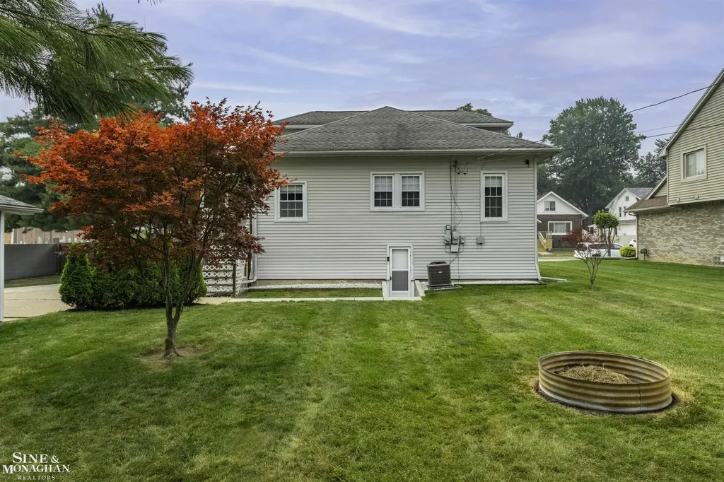18083 Elizabeth Street Roseville City MI 48066