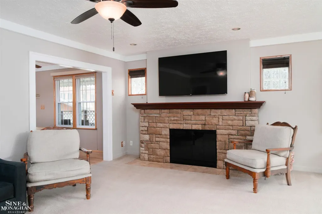 18083 Elizabeth Street Roseville City MI 48066