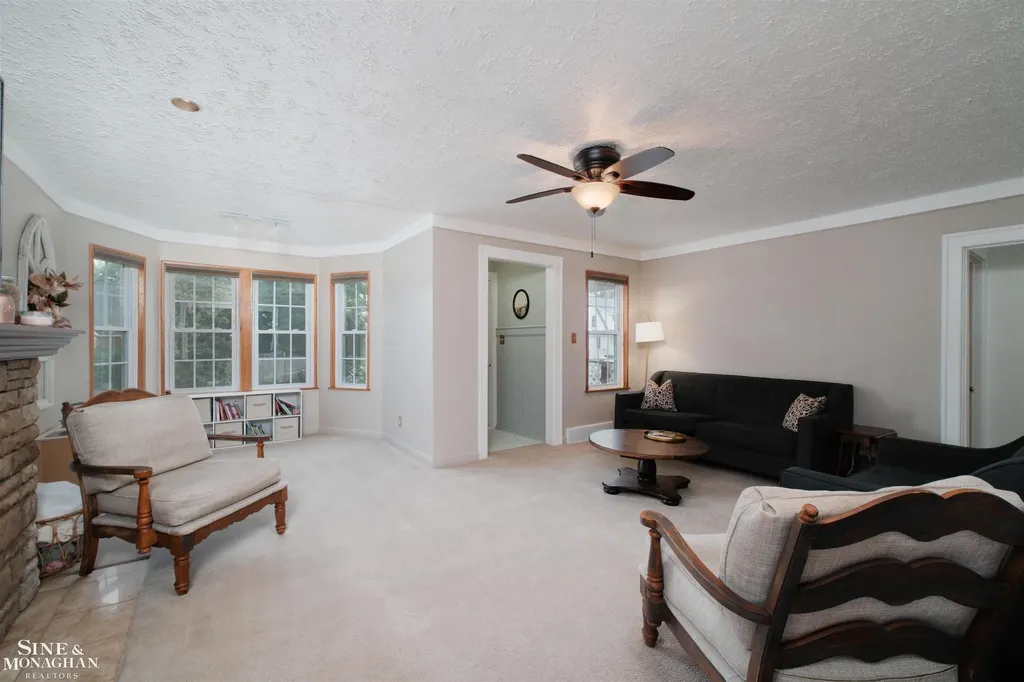 18083 Elizabeth Street Roseville City MI 48066