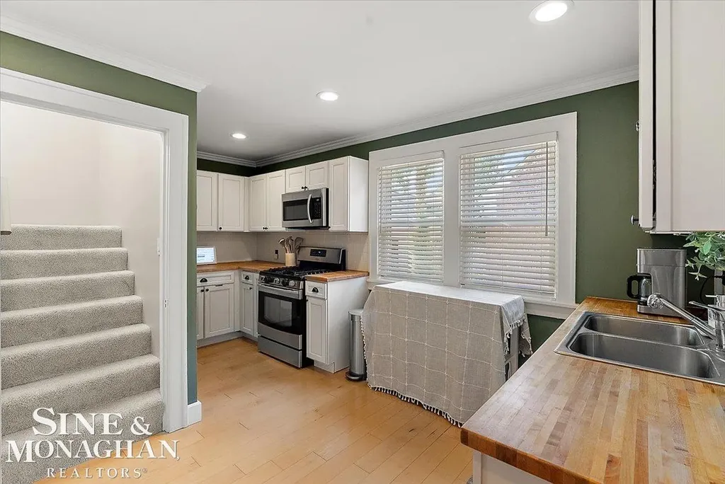 1124 Beaconsfield Road Grosse Pointe Park City MI 48230