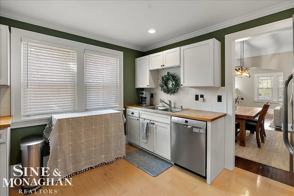 1124 Beaconsfield Road Grosse Pointe Park City MI 48230