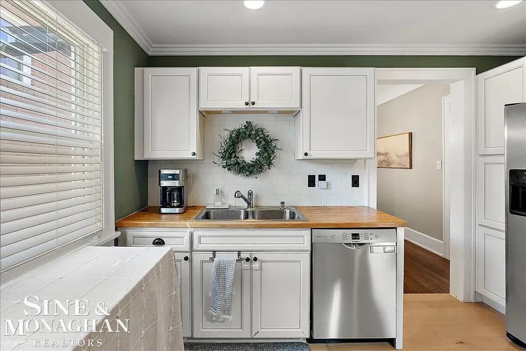 1124 Beaconsfield Road Grosse Pointe Park City MI 48230