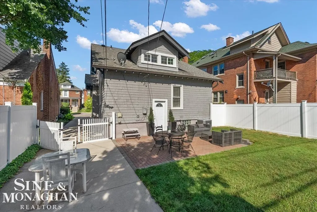 1124 Beaconsfield Road Grosse Pointe Park City MI 48230