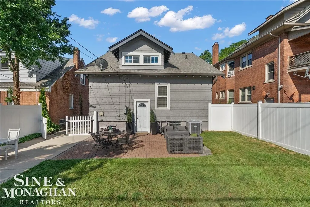 1124 Beaconsfield Road Grosse Pointe Park City MI 48230