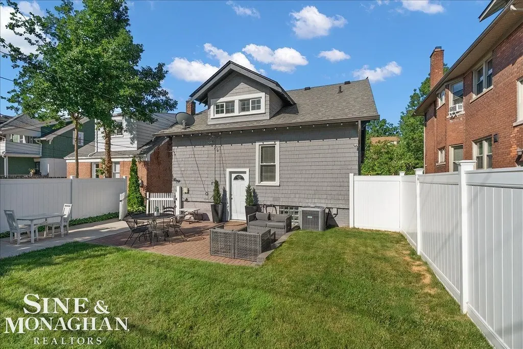 1124 Beaconsfield Road Grosse Pointe Park City MI 48230