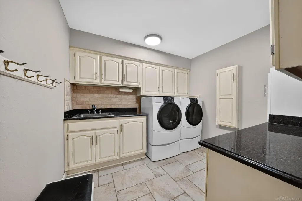 8893 Chestnut Run Drive Shelby Charter Township MI 48317