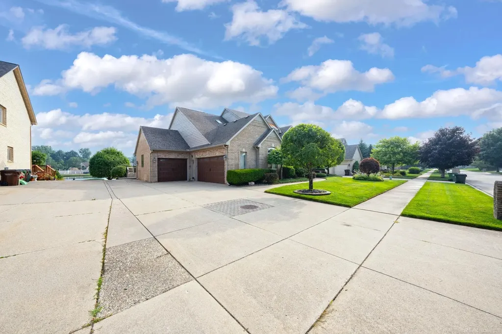 8893 Chestnut Run Drive Shelby Charter Township MI 48317