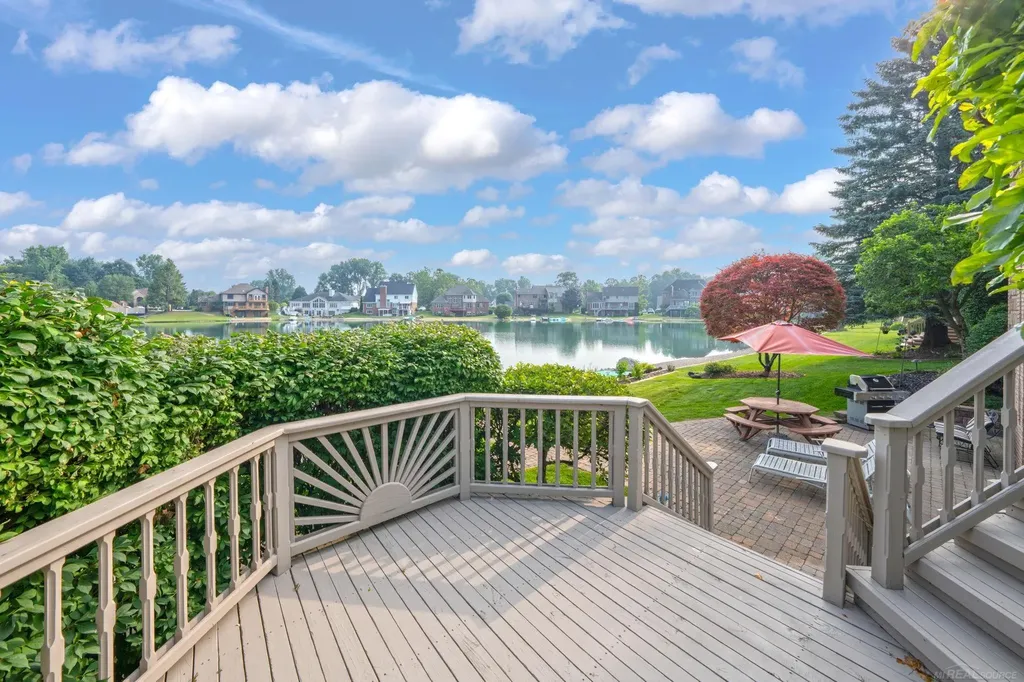 8893 Chestnut Run Drive Shelby Charter Township MI 48317