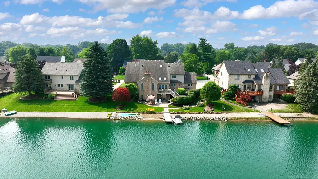 8893 Chestnut Run Drive Shelby Charter Township MI 48317
