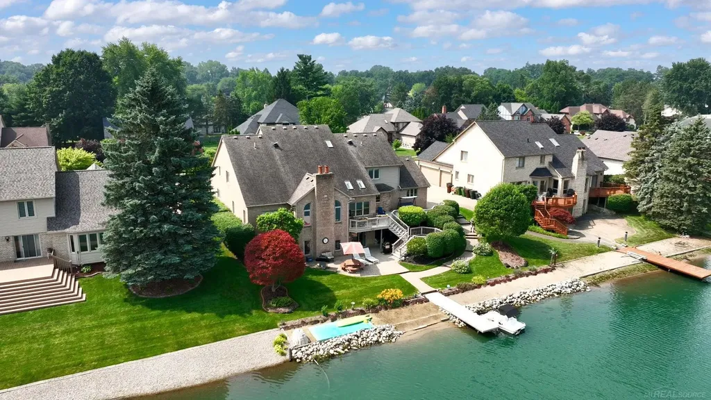8893 Chestnut Run Drive Shelby Charter Township MI 48317