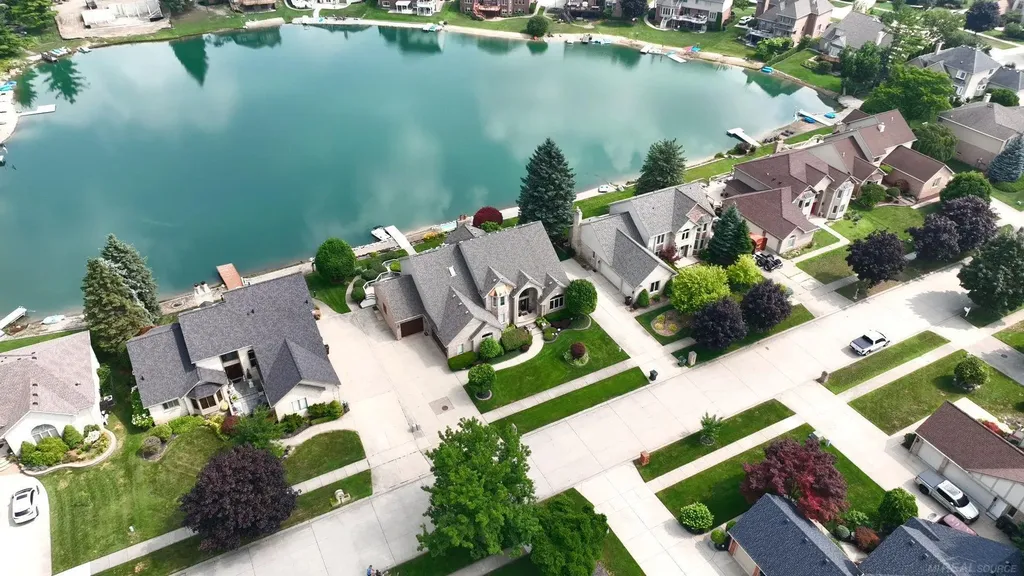 8893 Chestnut Run Drive Shelby Charter Township MI 48317