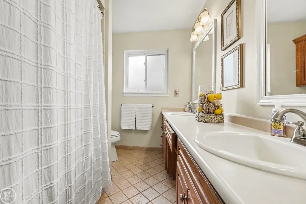 29609 Tropea Drive Warren City MI 48092