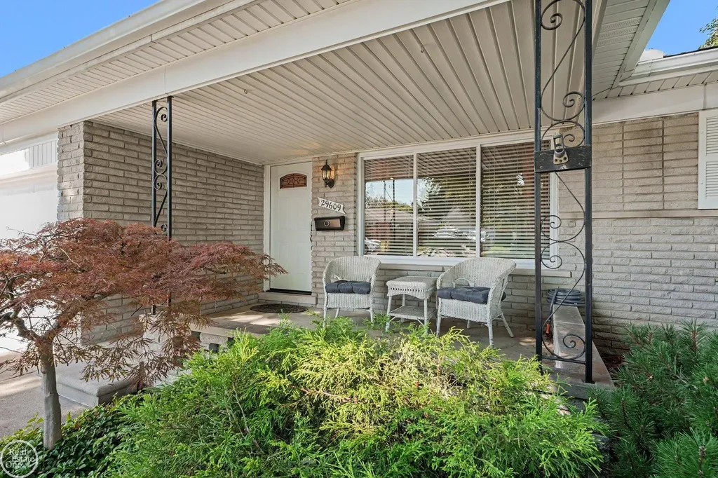 29609 Tropea Drive Warren City MI 48092