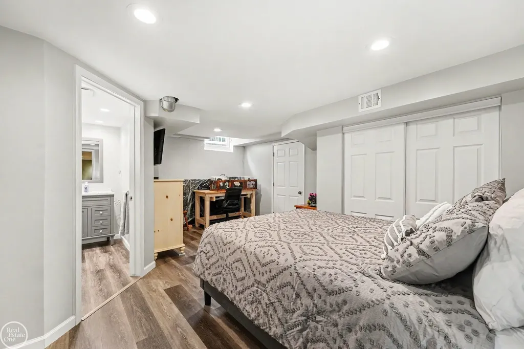 29609 Tropea Drive Warren City MI 48092