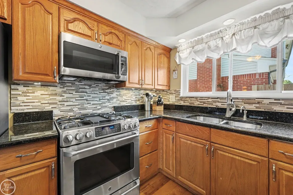 29609 Tropea Drive Warren City MI 48092