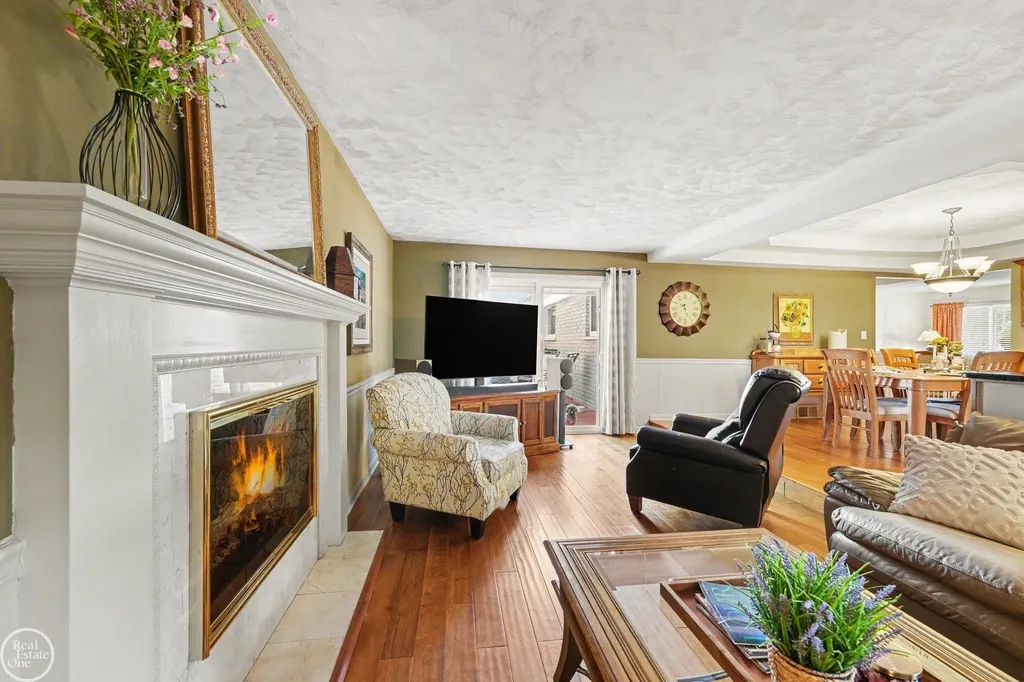29609 Tropea Drive Warren City MI 48092