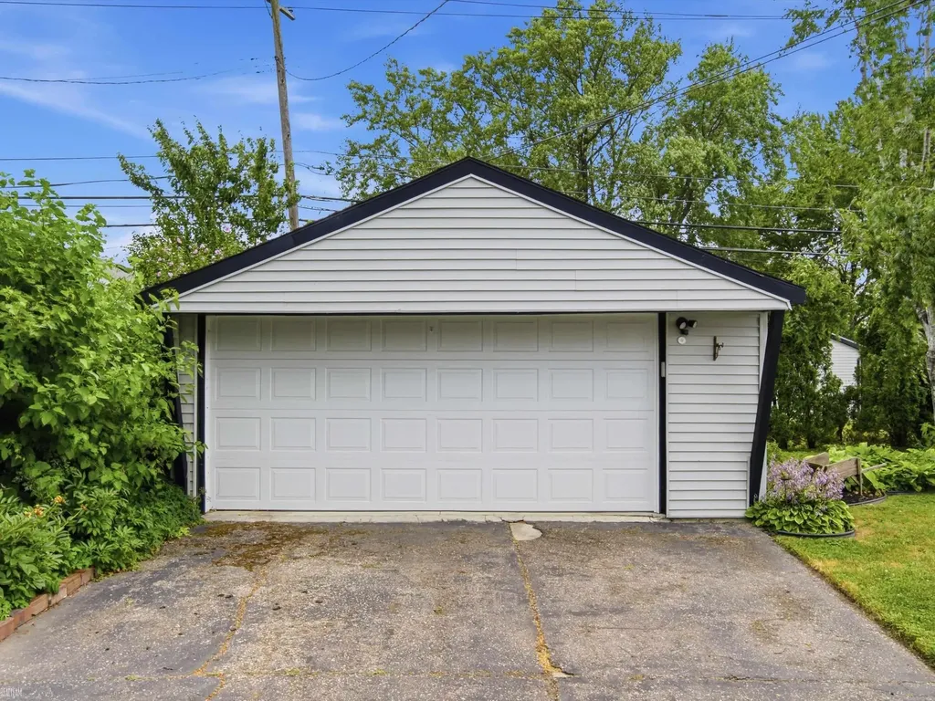 21626 Bon Heur Street St. Clair Shores City MI 48081