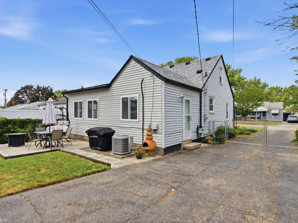 21626 Bon Heur Street St. Clair Shores City MI 48081