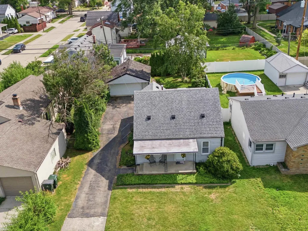 21626 Bon Heur Street St. Clair Shores City MI 48081