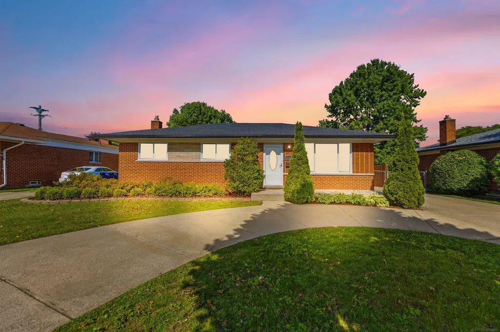 30121 Gloede Drive Warren City MI 48088